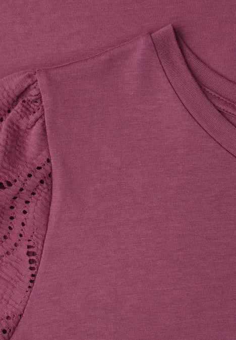 Shirt met ronde hals en kanten mouwen dark clouded blush Paars shirt met kanten inzetstuk bij de korte mouwen.