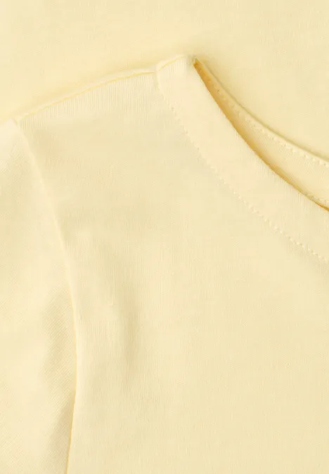Basic T-Shirt mit U-Boot-Ausschnitt soft yellow Nahaufnahme eines hellgelben T-Shirts mit Rundhalsausschnitt.