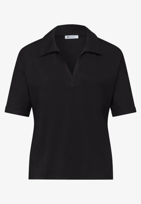 Zwart dames poloshirt met V-hals en korte mouwen.