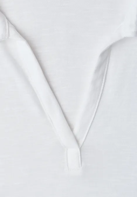 Close-up van een wit katoenen T-shirt met V-hals en versterkend driehoekje.