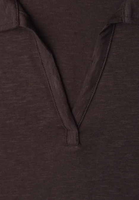 Braunes Shirt aus weichem Stoff mit V-Ausschnitt und kurzer Knopfleiste