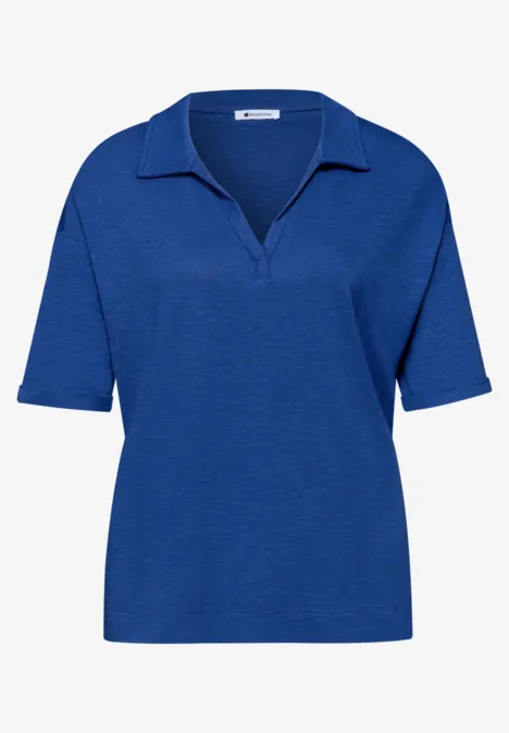 Een eenvoudig blauw poloshirt met korte mouwen en V-hals.