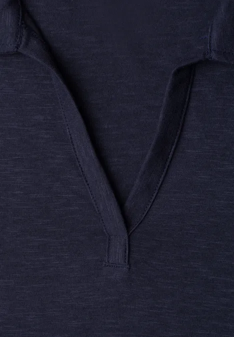 Donkerblauw poloshirt met V-hals en fijne textuur.