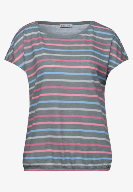 Grijze dames-t-shirt met korte mouwen, losse pasvorm en roze en blauwe horizontale strepen.
