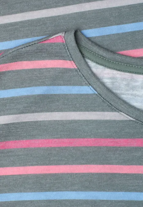 Close-up van een gestreept grijs T-shirt met roze en blauwe strepen en een ronde hals.