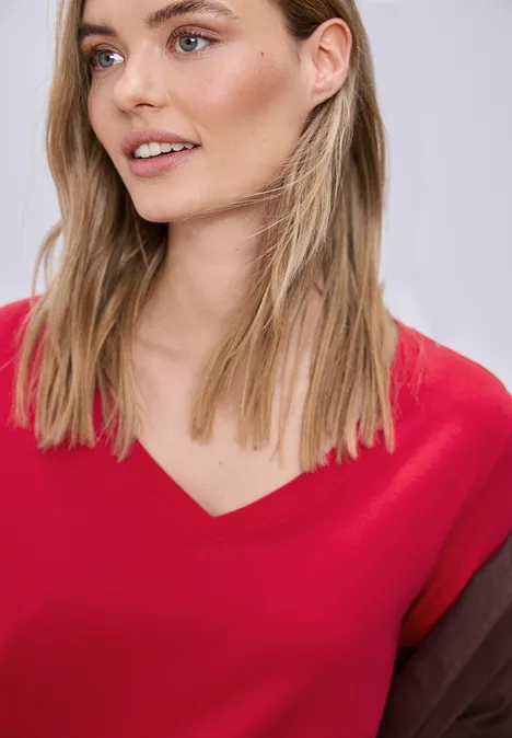 Basic T-Shirt mit V-Neck salsa red