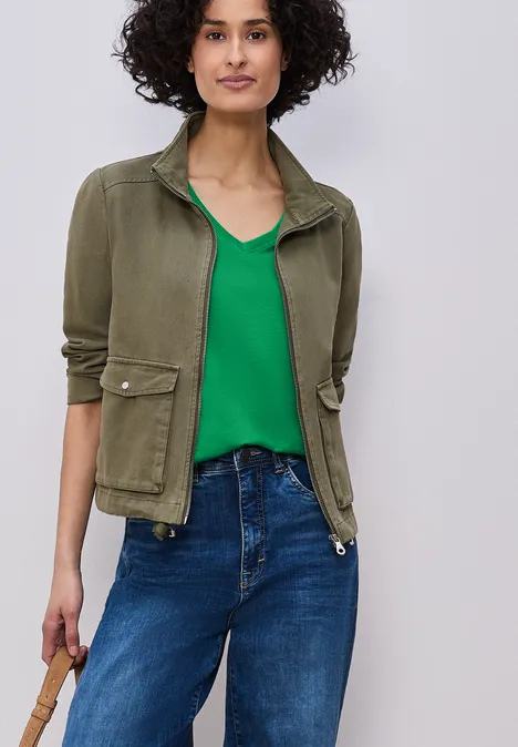 Basic T-Shirt mit V-Neck in Unifarbe ever green