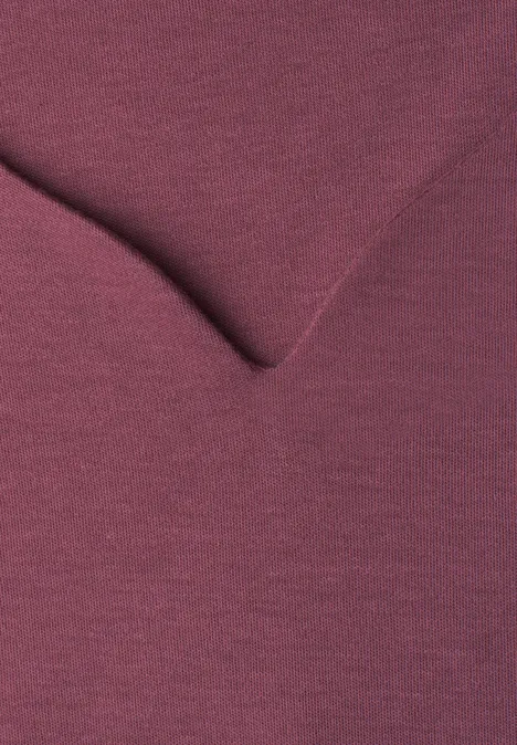 Basic T-Shirt mit Herzausschnitt dark clouded blush Nahaufnahme eines bordeauxfarbenen V-Ausschnitt-Oberteils mit feiner Struktur.