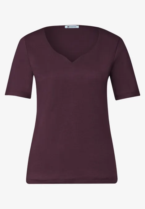 Ein schlichtes, weinrotes Damen-Shirt mit kurzem Arm und V-Ausschnitt.