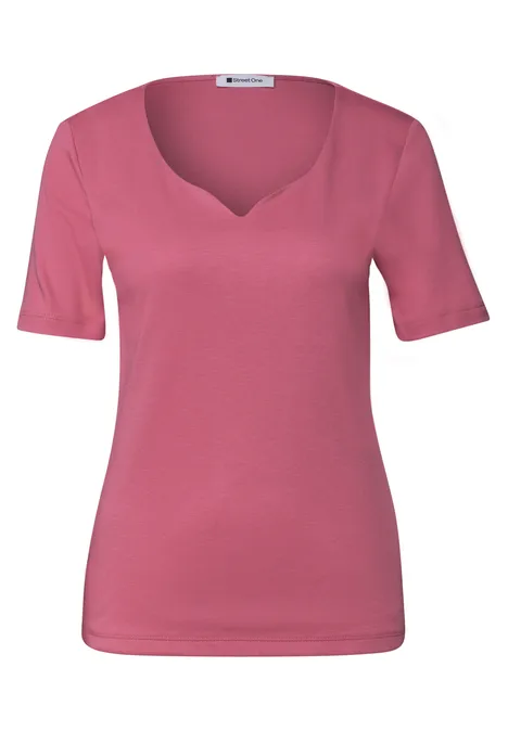 Ein schlichtes, kurzärmeliges Damenshirt in Rosa mit V-förmigem Ausschnitt.