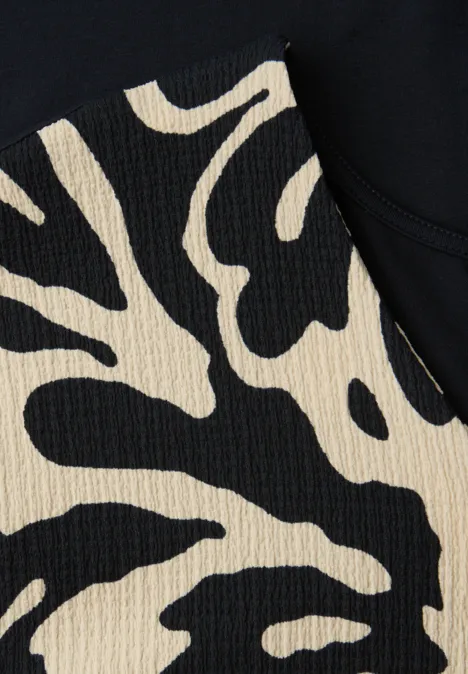 T-Shirt mit Split Neck und Frontprint shadowed navy