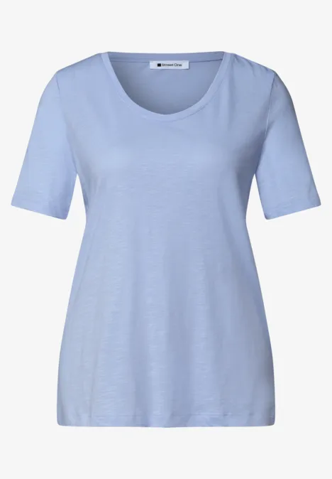 T-shirt femme bleu clair à col rond et manches courtes.
