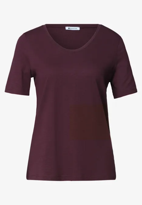 Basic T-Shirt mit V-Neck rustic rouge Schlichtes V-Ausschnitt-T-Shirt in dunklem Lila, kurzärmelig.