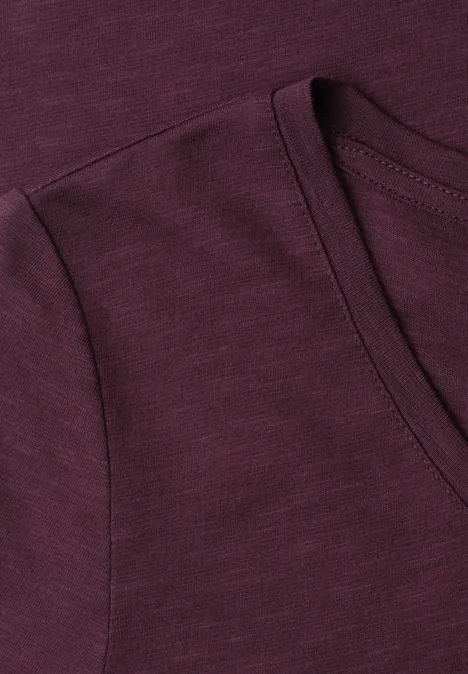 Basic T-Shirt mit V-Neck rustic rouge Nahaufnahme eines dunkelroten T-Shirts mit Rundhalsausschnitt und feiner Stoffstruktur.