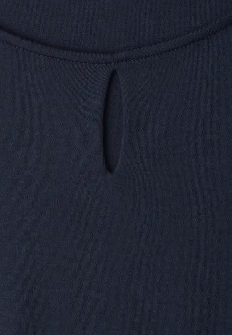 Dunkelblaues T-Shirt mit rundem Ausschnitt und kleinem Schlitzdetail vorne