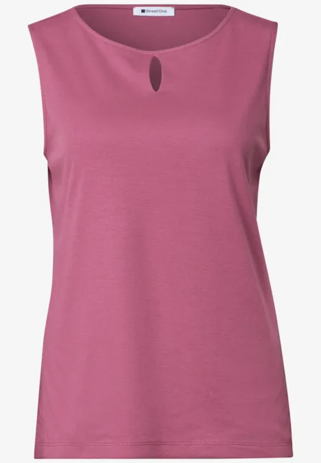 Mouwloos roze topje met ronde hals en kleine druppelopening.