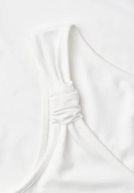 Weißes ärmelloses Oberteil mit gedrehtem Trägerknoten in schlichtem Design.