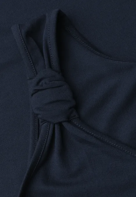 Top met V-hals en knoopdetail deep blue Nahaufnahme eines dunkelblauen Kleidungsstücks mit Knoten am Träger.