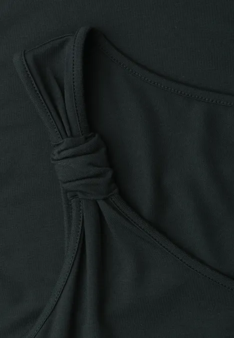 Nahaufnahme eines schwarzen Tops mit geknotetem Träger-Detail
