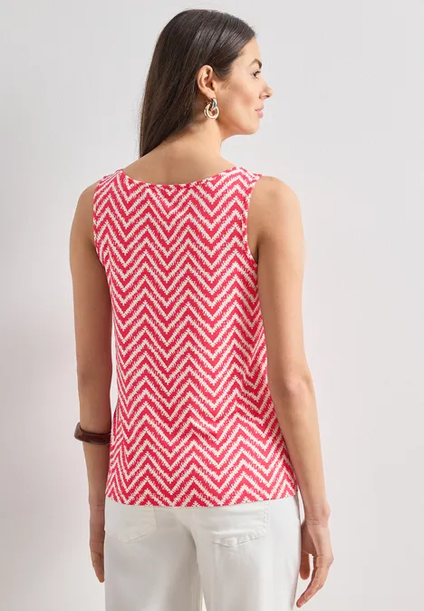 Top mit V-Neck und Knotendetail salsa red Frau von hinten in ärmellosem Top mit rotem und weißem Zickzack-Muster.