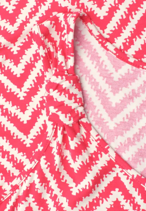 Top mit V-Neck und Knotendetail salsa red Nahaufnahme eines pink-weißen Zickzack-Musters auf einem Kleidungsstück