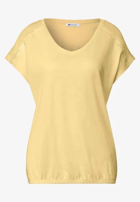 Gelbes Damen-Shirt mit U-Boot-Ausschnitt, kurzen Ärmeln und elastischem Saum.