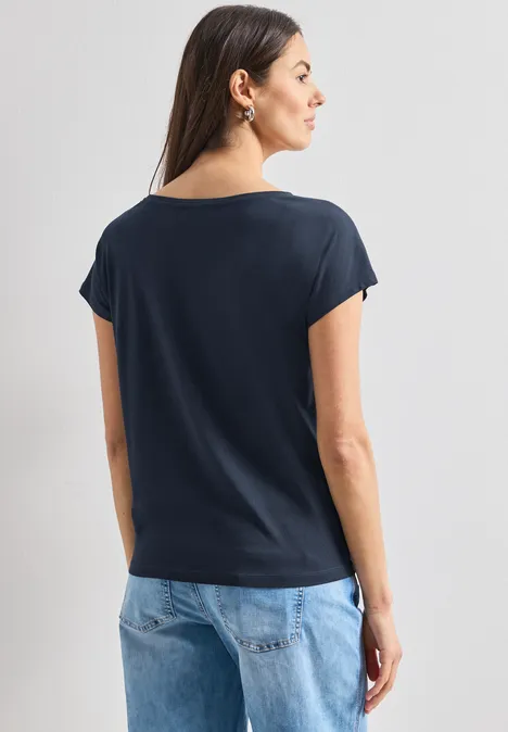 Dropped Shoulder Shirt mit Rundhals deep blue Rückansicht einer Frau mit dunkelblauem T-Shirt und Jeans vor hellem Hintergrund.