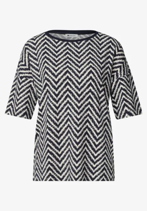 Damen-T-Shirt mit halblangen Ärmeln und schwarz-weißem Zickzack-Muster.