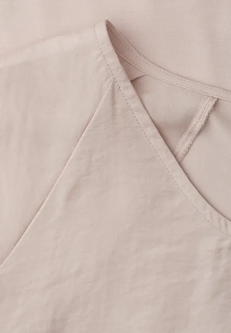 Gros plan sur un haut en lin rose pâle avec encolure en V