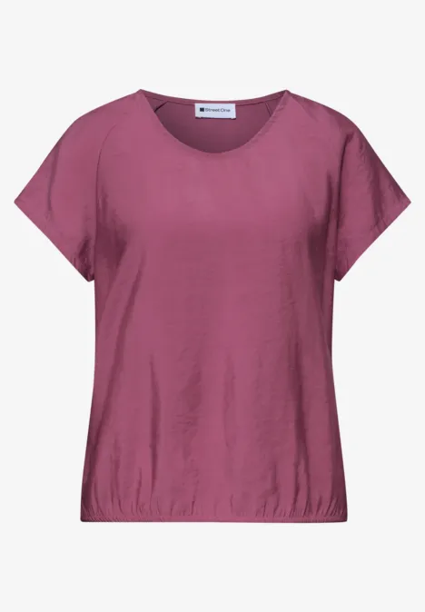 Een effen dames T-shirt met korte mouwen in donkerroze, ronde hals en elastische zoom.