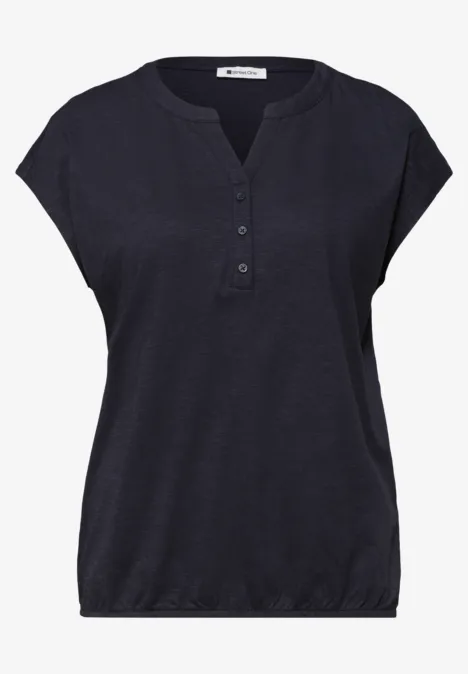 Zwart damesmouwloos shirt met ronde hals, drieknoopsluiting en elastische zoom.