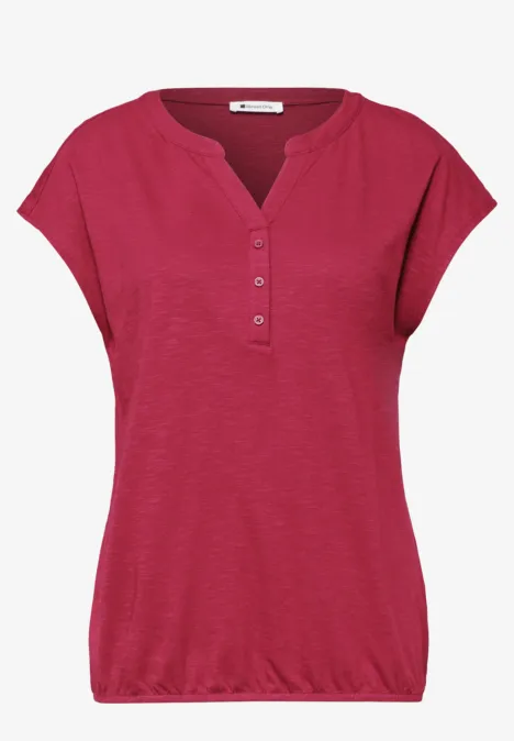 Dames top in rood met korte mouwen, V-hals, knoopsluiting en elastische zoom.