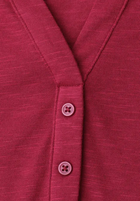 Rood gebreid vest met V-hals en twee knopen.