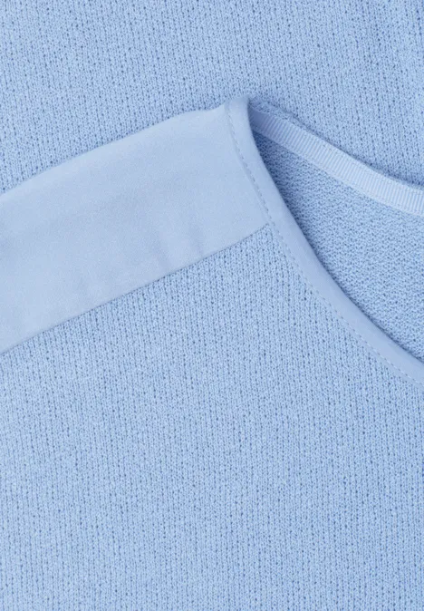 Shirt met boothals en schouderdetails drift blue Close-up van een lichtblauw T-shirt met fijne gebreide textuur.