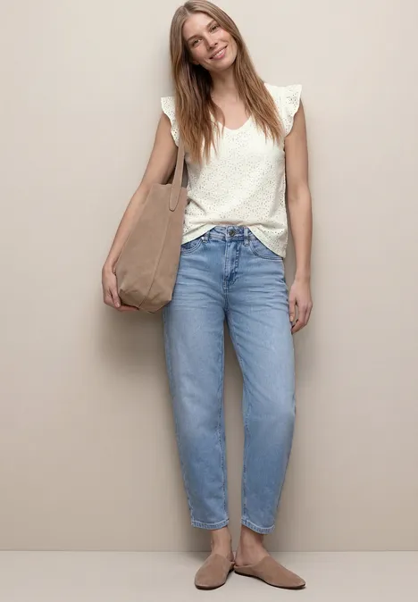 Top mit V-Neck und Lochspitze off white