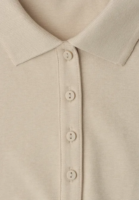 Kurzarm Poloshirt in Rippstruktur cotton beige Beiges Polohemd mit Kragen und vier Knöpfen vorn