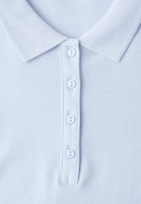 Lichtblauw poloshirt met kraag en knoopsluiting