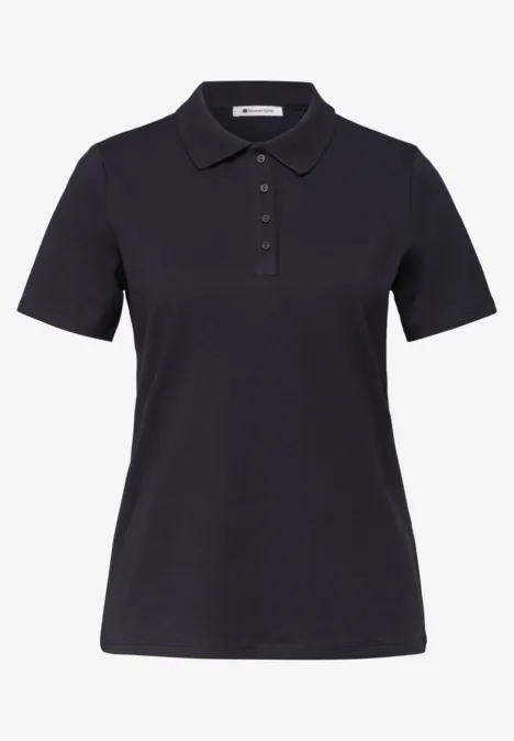 Eenvoudig zwart poloshirt met kraag, korte knoopsluiting en korte mouwen.