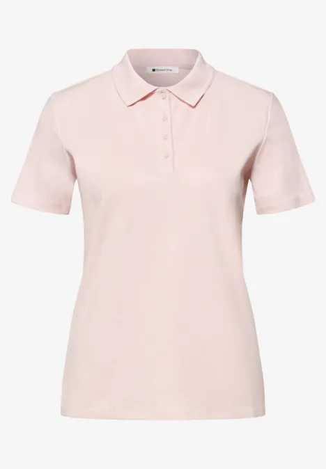Pastelroze damespolo met korte mouwen, klassieke kraag en drieknopsbies.