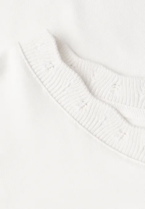 Shirt met ronde hals en decoratieve tape off white Close-up van een wit kledingstuk met geribbelde ronde hals