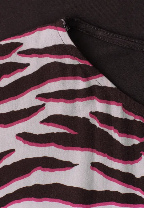 Close-up van stof met bruin-wit zebraprint en roze accenten.