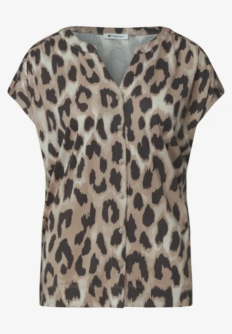 Damen-Bluse mit kurzem Arm, V-Ausschnitt und braun-beigem Leopardenmuster.