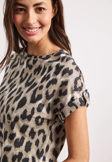 Dropped Shoulder Shirt mit Leo-Muster timeless beige Dropped Shoulder Shirt mit Leo-Muster timeless beige