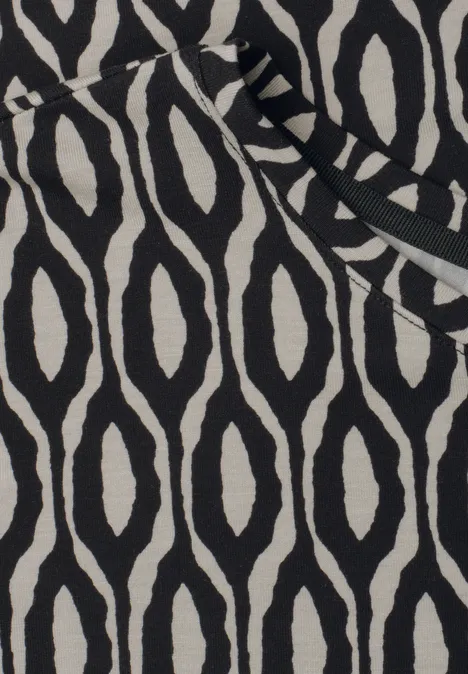 Kurzarm Shirt mit Rundhals und Print clay sand Schwarz-beiger Stoff mit abstraktem, ovalem Wellenmuster.