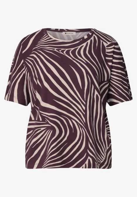 Kurzärmeliges Shirt mit weinrotem Zebramuster und beigen Akzenten.