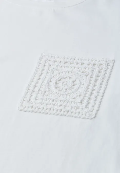 Wit T-shirt met opgenaaid vierkant haakmotief op de voorkant