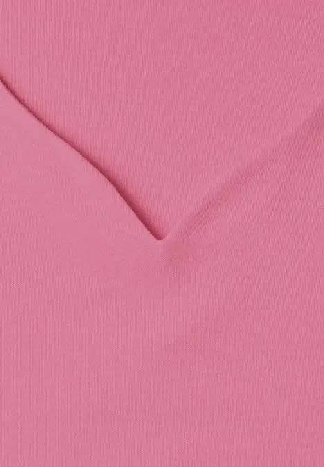Rosa Stoff mit V-förmiger Falte