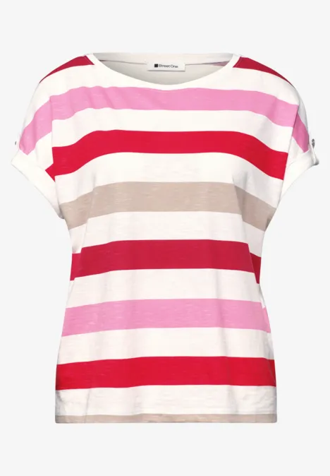 Wit dames-T-shirt met brede horizontale strepen in rood, roze en beige.