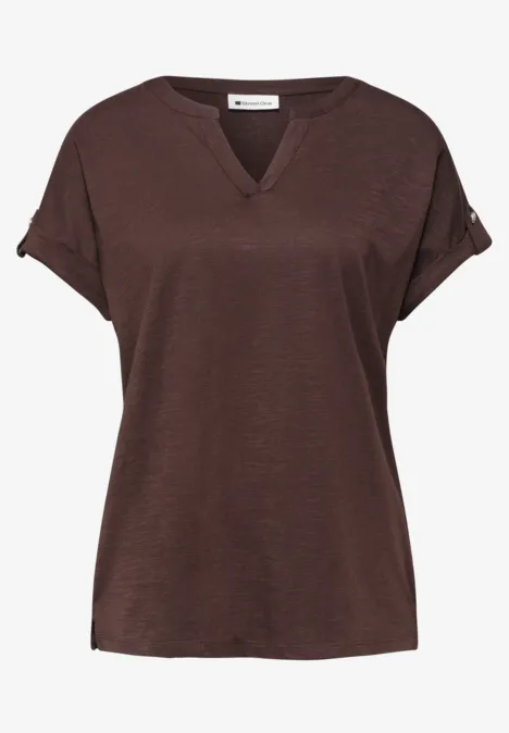 Braunes T-Shirt mit V-Ausschnitt und kurzen Ärmeln.