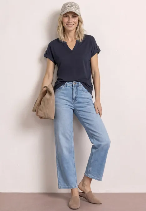 Shirt met gespleten hals en knoopdetails shadowed navy Vrouw in wijde jeans en zwarte V-hals top, beige mules, met een bijpassend jasje over de schouder
